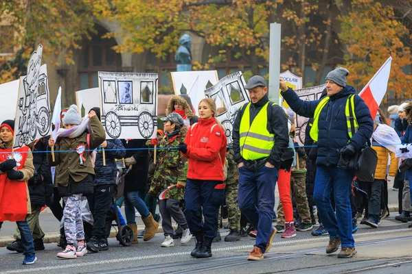 Wroclaw, Polonya - 11 Kasım 2024: Wroclaw 'da Neşeli Bağımsızlık Günü Yürüyüşü, Polonya Bayrakları, Öğrencileri ve 11 Kasım' ı Kutlayan Ailelerle Vatanseverlik Yürüyüşü