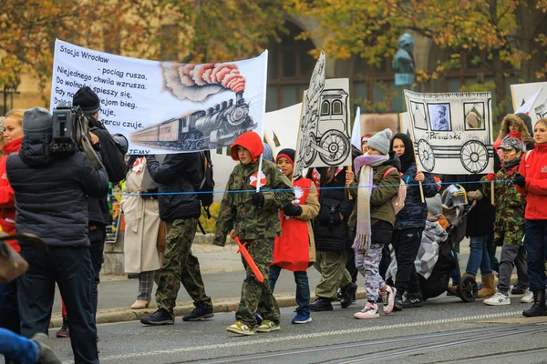 Wroclaw, Polonya - 11 Kasım 2024: Wroclaw 'da Neşeli Bağımsızlık Günü Yürüyüşü, Polonya Bayrakları, Öğrencileri ve 11 Kasım' ı Kutlayan Ailelerle Vatanseverlik Yürüyüşü