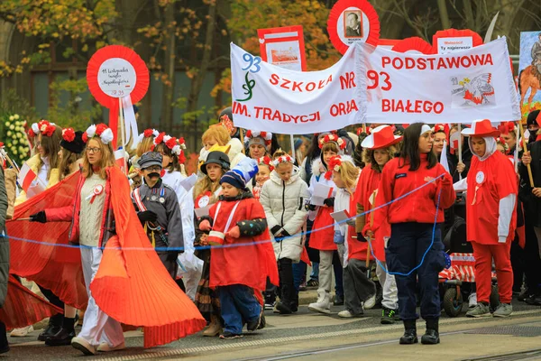 Wroclaw, Polonya - 11 Kasım 2024: Wroclaw 'da Neşeli Bağımsızlık Günü Yürüyüşü, Polonya Bayrakları, Öğrencileri ve 11 Kasım' ı Kutlayan Ailelerle Vatanseverlik Yürüyüşü