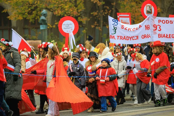Wroclaw, Polonya - 11 Kasım 2024: Wroclaw 'da Neşeli Bağımsızlık Günü Yürüyüşü, Polonya Bayrakları, Öğrencileri ve 11 Kasım' ı Kutlayan Ailelerle Vatanseverlik Yürüyüşü