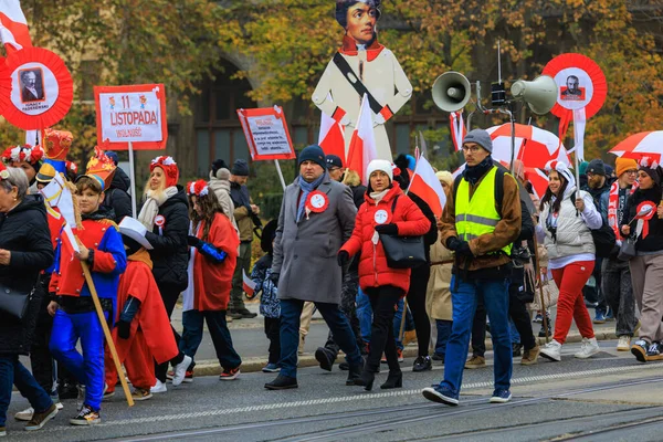 Wroclaw, Polonya - 11 Kasım 2024: Wroclaw 'da Neşeli Bağımsızlık Günü Yürüyüşü, Polonya Bayrakları, Öğrencileri ve 11 Kasım' ı Kutlayan Ailelerle Vatanseverlik Yürüyüşü