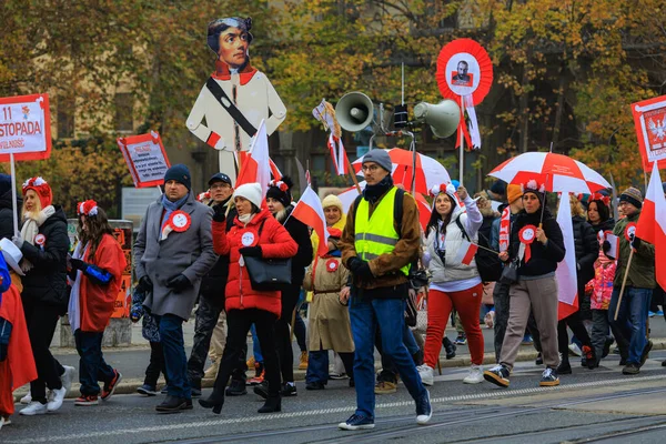 Wroclaw, Polonya - 11 Kasım 2024: Wroclaw 'da Neşeli Bağımsızlık Günü Yürüyüşü, Polonya Bayrakları, Öğrencileri ve 11 Kasım' ı Kutlayan Ailelerle Vatanseverlik Yürüyüşü