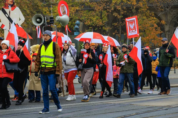 Wroclaw, Polonya - 11 Kasım 2024: Wroclaw 'da Neşeli Bağımsızlık Günü Yürüyüşü, Polonya Bayrakları, Öğrencileri ve 11 Kasım' ı Kutlayan Ailelerle Vatanseverlik Yürüyüşü