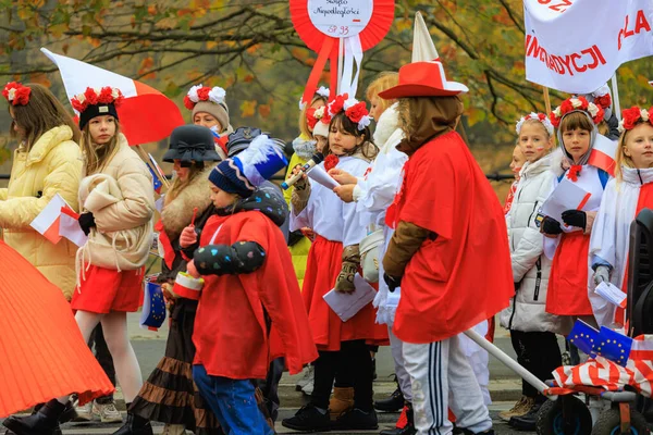 Wroclaw, Polonya - 11 Kasım 2024: Wroclaw 'da Neşeli Bağımsızlık Günü Yürüyüşü, Polonya Bayrakları, Öğrencileri ve 11 Kasım' ı Kutlayan Ailelerle Vatanseverlik Yürüyüşü