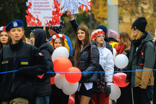Wroclaw, Polonya - 11 Kasım 2024: Wroclaw 'da Neşeli Bağımsızlık Günü Yürüyüşü, Polonya Bayrakları, Öğrencileri ve 11 Kasım' ı Kutlayan Ailelerle Vatanseverlik Yürüyüşü