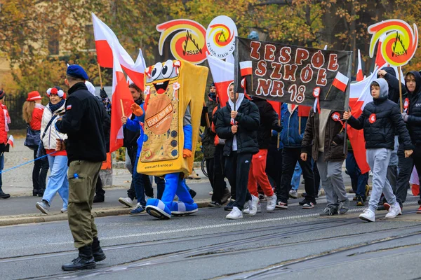 Wroclaw, Polonya - 11 Kasım 2024: Wroclaw 'da Neşeli Bağımsızlık Günü Yürüyüşü, Polonya Bayrakları, Öğrencileri ve 11 Kasım' ı Kutlayan Ailelerle Vatanseverlik Yürüyüşü