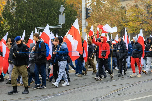 Wroclaw, Polonya - 11 Kasım 2024: Wroclaw 'da Neşeli Bağımsızlık Günü Yürüyüşü, Polonya Bayrakları, Öğrencileri ve 11 Kasım' ı Kutlayan Ailelerle Vatanseverlik Yürüyüşü