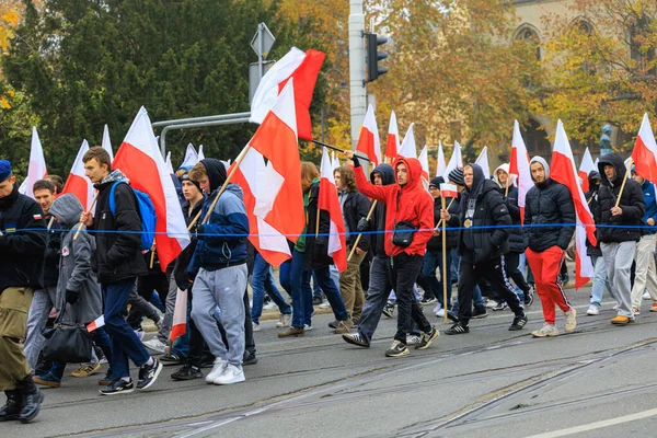 Wroclaw, Polonya - 11 Kasım 2024: Wroclaw 'da Neşeli Bağımsızlık Günü Yürüyüşü, Polonya Bayrakları, Öğrencileri ve 11 Kasım' ı Kutlayan Ailelerle Vatanseverlik Yürüyüşü