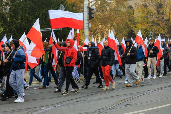 Wroclaw, Polonya - 11 Kasım 2024: Wroclaw 'da Neşeli Bağımsızlık Günü Yürüyüşü, Polonya Bayrakları, Öğrencileri ve 11 Kasım' ı Kutlayan Ailelerle Vatanseverlik Yürüyüşü