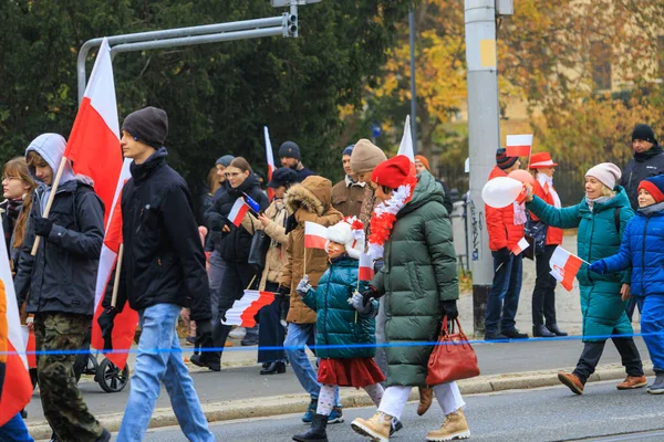 Wroclaw, Polonya - 11 Kasım 2024: Wroclaw 'da Neşeli Bağımsızlık Günü Yürüyüşü, Polonya Bayrakları, Öğrencileri ve 11 Kasım' ı Kutlayan Ailelerle Vatanseverlik Yürüyüşü