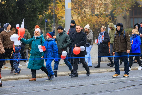 Wroclaw, Polonya - 11 Kasım 2024: Wroclaw 'da Neşeli Bağımsızlık Günü Yürüyüşü, Polonya Bayrakları, Öğrencileri ve 11 Kasım' ı Kutlayan Ailelerle Vatanseverlik Yürüyüşü