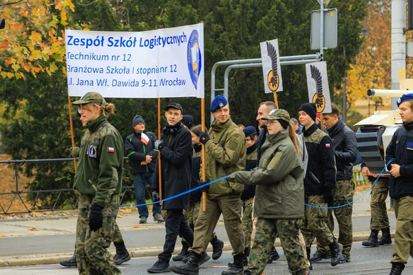 Wroclaw, Polonya - 11 Kasım 2024: Wroclaw 'da Neşeli Bağımsızlık Günü Yürüyüşü, Polonya Bayrakları, Öğrencileri ve 11 Kasım' ı Kutlayan Ailelerle Vatanseverlik Yürüyüşü