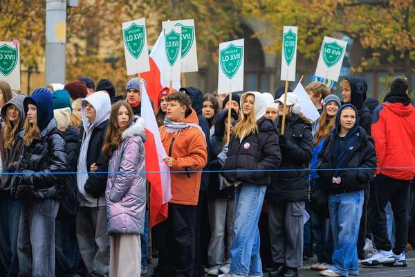 Wroclaw, Polonya - 11 Kasım 2024: Wroclaw 'da Neşeli Bağımsızlık Günü Yürüyüşü, Polonya Bayrakları, Öğrencileri ve 11 Kasım' ı Kutlayan Ailelerle Vatanseverlik Yürüyüşü