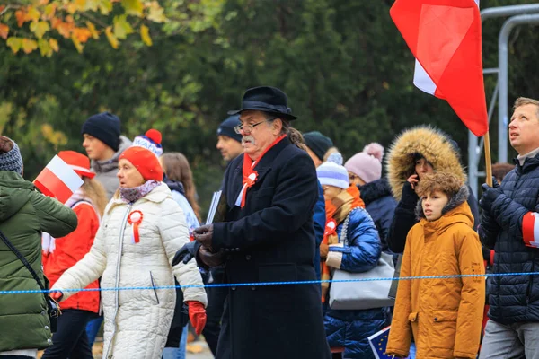 Wroclaw, Polonya - 11 Kasım 2024: Wroclaw 'da Neşeli Bağımsızlık Günü Yürüyüşü, Polonya Bayrakları, Öğrencileri ve 11 Kasım' ı Kutlayan Ailelerle Vatanseverlik Yürüyüşü