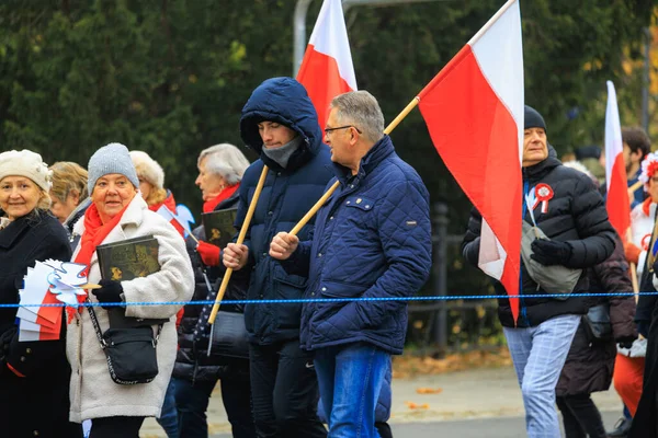 Wroclaw, Polonya - 11 Kasım 2024: Wroclaw 'da Neşeli Bağımsızlık Günü Yürüyüşü, Polonya Bayrakları, Öğrencileri ve 11 Kasım' ı Kutlayan Ailelerle Vatanseverlik Yürüyüşü