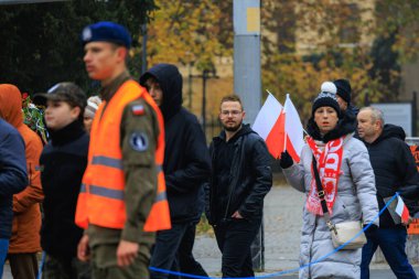 Wroclaw, Polonya - 11 Kasım 2024: Wroclaw 'da Neşeli Bağımsızlık Günü Yürüyüşü, Polonya Bayrakları, Öğrencileri ve 11 Kasım' ı Kutlayan Ailelerle Vatanseverlik Yürüyüşü