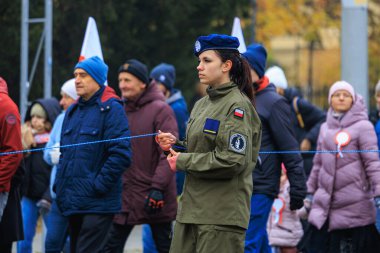 Wroclaw, Polonya - 11 Kasım 2024: Wroclaw 'da Neşeli Bağımsızlık Günü Yürüyüşü, Polonya Bayrakları, Öğrencileri ve 11 Kasım' ı Kutlayan Ailelerle Vatanseverlik Yürüyüşü