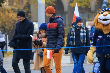 Wroclaw, Polonya - 11 Kasım 2024: Wroclaw 'da Neşeli Bağımsızlık Günü Yürüyüşü, Polonya Bayrakları, Öğrencileri ve 11 Kasım' ı Kutlayan Ailelerle Vatanseverlik Yürüyüşü