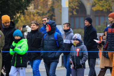 Wroclaw, Polonya - 11 Kasım 2024: Wroclaw 'da Neşeli Bağımsızlık Günü Yürüyüşü, Polonya Bayrakları, Öğrencileri ve 11 Kasım' ı Kutlayan Ailelerle Vatanseverlik Yürüyüşü