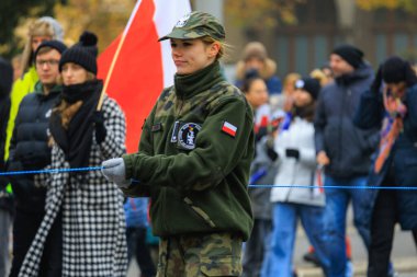 Wroclaw, Polonya - 11 Kasım 2024: Wroclaw 'da Neşeli Bağımsızlık Günü Yürüyüşü, Polonya Bayrakları, Öğrencileri ve 11 Kasım' ı Kutlayan Ailelerle Vatanseverlik Yürüyüşü