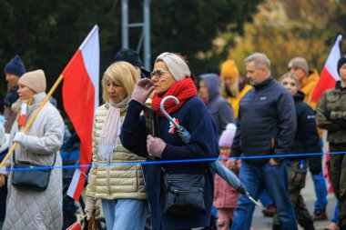 Wroclaw, Polonya - 11 Kasım 2024: Wroclaw 'da Neşeli Bağımsızlık Günü Yürüyüşü, Polonya Bayrakları, Öğrencileri ve 11 Kasım' ı Kutlayan Ailelerle Vatanseverlik Yürüyüşü