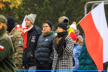 Wroclaw, Polonya - 11 Kasım 2024: Wroclaw 'da Neşeli Bağımsızlık Günü Yürüyüşü, Polonya Bayrakları, Öğrencileri ve 11 Kasım' ı Kutlayan Ailelerle Vatanseverlik Yürüyüşü