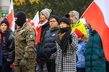Wroclaw, Polonya - 11 Kasım 2024: Wroclaw 'da Neşeli Bağımsızlık Günü Yürüyüşü, Polonya Bayrakları, Öğrencileri ve 11 Kasım' ı Kutlayan Ailelerle Vatanseverlik Yürüyüşü