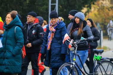 Wroclaw, Polonya - 11 Kasım 2024: Wroclaw 'da Neşeli Bağımsızlık Günü Yürüyüşü, Polonya Bayrakları, Öğrencileri ve 11 Kasım' ı Kutlayan Ailelerle Vatanseverlik Yürüyüşü