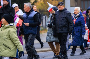 Wroclaw, Polonya - 11 Kasım 2024: Wroclaw 'da Neşeli Bağımsızlık Günü Yürüyüşü, Polonya Bayrakları, Öğrencileri ve 11 Kasım' ı Kutlayan Ailelerle Vatanseverlik Yürüyüşü