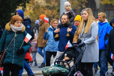 Wroclaw, Polonya - 11 Kasım 2024: Wroclaw 'da Neşeli Bağımsızlık Günü Yürüyüşü, Polonya Bayrakları, Öğrencileri ve 11 Kasım' ı Kutlayan Ailelerle Vatanseverlik Yürüyüşü