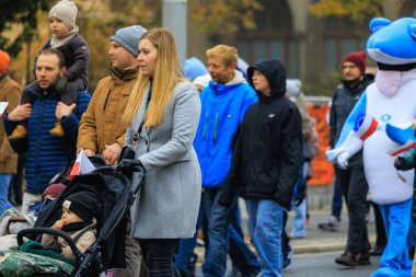 Wroclaw, Polonya - 11 Kasım 2024: Wroclaw 'da Neşeli Bağımsızlık Günü Yürüyüşü, Polonya Bayrakları, Öğrencileri ve 11 Kasım' ı Kutlayan Ailelerle Vatanseverlik Yürüyüşü
