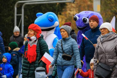 Wroclaw, Polonya - 11 Kasım 2024: Wroclaw 'da Neşeli Bağımsızlık Günü Yürüyüşü, Polonya Bayrakları, Öğrencileri ve 11 Kasım' ı Kutlayan Ailelerle Vatanseverlik Yürüyüşü
