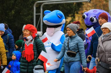 Wroclaw, Polonya - 11 Kasım 2024: Wroclaw 'da Neşeli Bağımsızlık Günü Yürüyüşü, Polonya Bayrakları, Öğrencileri ve 11 Kasım' ı Kutlayan Ailelerle Vatanseverlik Yürüyüşü