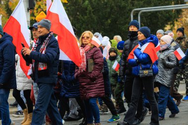 Wroclaw, Polonya - 11 Kasım 2024: Wroclaw 'da Neşeli Bağımsızlık Günü Yürüyüşü, Polonya Bayrakları, Öğrencileri ve 11 Kasım' ı Kutlayan Ailelerle Vatanseverlik Yürüyüşü