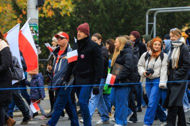 Wroclaw, Polonya - 11 Kasım 2024: Wroclaw 'da Neşeli Bağımsızlık Günü Yürüyüşü, Polonya Bayrakları, Öğrencileri ve 11 Kasım' ı Kutlayan Ailelerle Vatanseverlik Yürüyüşü
