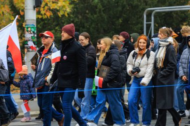 Wroclaw, Polonya - 11 Kasım 2024: Wroclaw 'da Neşeli Bağımsızlık Günü Yürüyüşü, Polonya Bayrakları, Öğrencileri ve 11 Kasım' ı Kutlayan Ailelerle Vatanseverlik Yürüyüşü