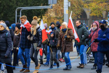 Wroclaw, Polonya - 11 Kasım 2024: Wroclaw 'da Neşeli Bağımsızlık Günü Yürüyüşü, Polonya Bayrakları, Öğrencileri ve 11 Kasım' ı Kutlayan Ailelerle Vatanseverlik Yürüyüşü