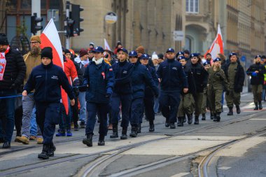 Wroclaw, Polonya - 11 Kasım 2024: Wroclaw 'da Neşeli Bağımsızlık Günü Yürüyüşü, Polonya Bayrakları, Öğrencileri ve 11 Kasım' ı Kutlayan Ailelerle Vatanseverlik Yürüyüşü