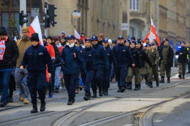 Wroclaw, Polonya - 11 Kasım 2024: Wroclaw 'da Neşeli Bağımsızlık Günü Yürüyüşü, Polonya Bayrakları, Öğrencileri ve 11 Kasım' ı Kutlayan Ailelerle Vatanseverlik Yürüyüşü