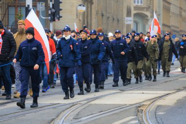 Wroclaw, Polonya - 11 Kasım 2024: Wroclaw 'da Neşeli Bağımsızlık Günü Yürüyüşü, Polonya Bayrakları, Öğrencileri ve 11 Kasım' ı Kutlayan Ailelerle Vatanseverlik Yürüyüşü
