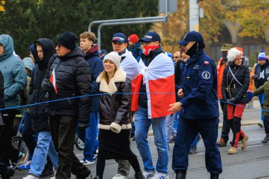 Wroclaw, Polonya - 11 Kasım 2024: Wroclaw 'da Neşeli Bağımsızlık Günü Yürüyüşü, Polonya Bayrakları, Öğrencileri ve 11 Kasım' ı Kutlayan Ailelerle Vatanseverlik Yürüyüşü