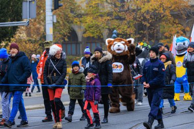Wroclaw, Polonya - 11 Kasım 2024: Wroclaw 'da Neşeli Bağımsızlık Günü Yürüyüşü, Polonya Bayrakları, Öğrencileri ve 11 Kasım' ı Kutlayan Ailelerle Vatanseverlik Yürüyüşü