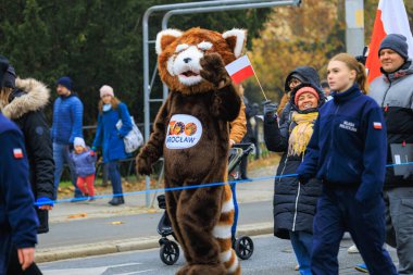 Wroclaw, Polonya - 11 Kasım 2024: Wroclaw 'da Neşeli Bağımsızlık Günü Yürüyüşü, Polonya Bayrakları, Öğrencileri ve 11 Kasım' ı Kutlayan Ailelerle Vatanseverlik Yürüyüşü