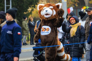 Wroclaw, Polonya - 11 Kasım 2024: Wroclaw 'da Neşeli Bağımsızlık Günü Yürüyüşü, Polonya Bayrakları, Öğrencileri ve 11 Kasım' ı Kutlayan Ailelerle Vatanseverlik Yürüyüşü