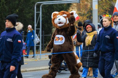 Wroclaw, Polonya - 11 Kasım 2024: Wroclaw 'da Neşeli Bağımsızlık Günü Yürüyüşü, Polonya Bayrakları, Öğrencileri ve 11 Kasım' ı Kutlayan Ailelerle Vatanseverlik Yürüyüşü