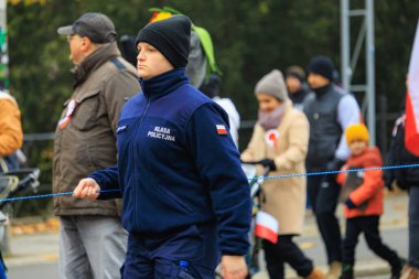 Wroclaw, Polonya - 11 Kasım 2024: Wroclaw 'da Neşeli Bağımsızlık Günü Yürüyüşü, Polonya Bayrakları, Öğrencileri ve 11 Kasım' ı Kutlayan Ailelerle Vatanseverlik Yürüyüşü