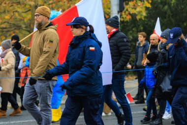 Wroclaw, Polonya - 11 Kasım 2024: Wroclaw 'da Neşeli Bağımsızlık Günü Yürüyüşü, Polonya Bayrakları, Öğrencileri ve 11 Kasım' ı Kutlayan Ailelerle Vatanseverlik Yürüyüşü