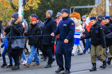 Wroclaw, Polonya - 11 Kasım 2024: Wroclaw 'da Neşeli Bağımsızlık Günü Yürüyüşü, Polonya Bayrakları, Öğrencileri ve 11 Kasım' ı Kutlayan Ailelerle Vatanseverlik Yürüyüşü