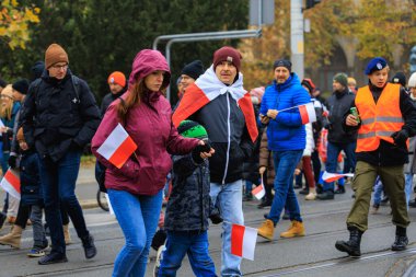 Wroclaw, Polonya - 11 Kasım 2024: Wroclaw 'da Neşeli Bağımsızlık Günü Yürüyüşü, Polonya Bayrakları, Öğrencileri ve 11 Kasım' ı Kutlayan Ailelerle Vatanseverlik Yürüyüşü