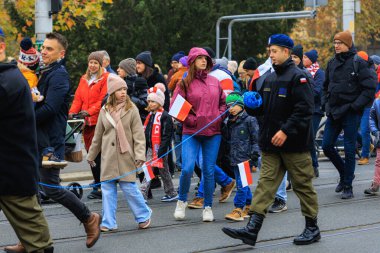 Wroclaw, Polonya - 11 Kasım 2024: Wroclaw 'da Neşeli Bağımsızlık Günü Yürüyüşü, Polonya Bayrakları, Öğrencileri ve 11 Kasım' ı Kutlayan Ailelerle Vatanseverlik Yürüyüşü